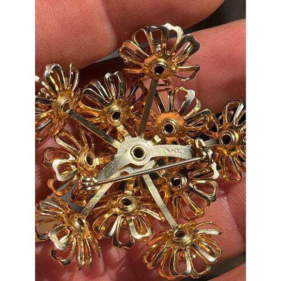 Vintage Coro Gold Color Floral brooch/pin. Cluster of Flowers. - Picture 5 of 6